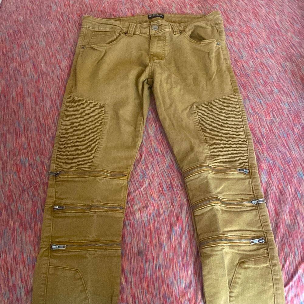 4 pairs of namebrand(rue21) pants,red,purple,multi color,and brown with zippers